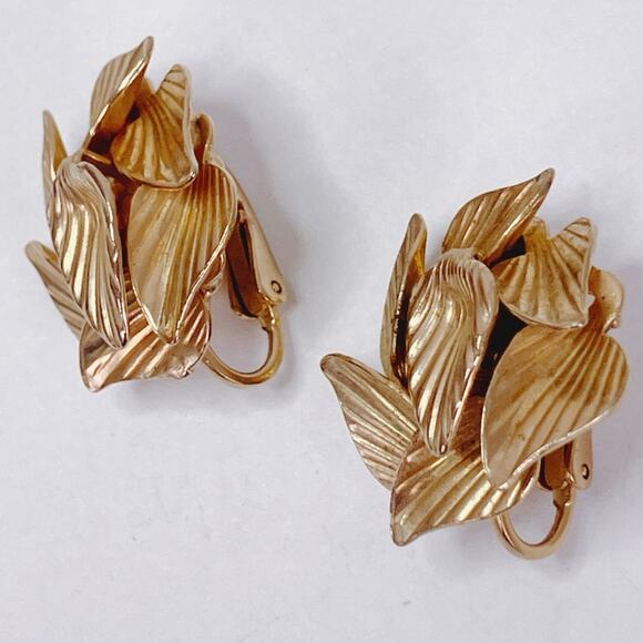 Vintage Signed Star Mid Century Gold Tone Layered Leaf Cluster Clip On Earrings - Picture 6 of 11